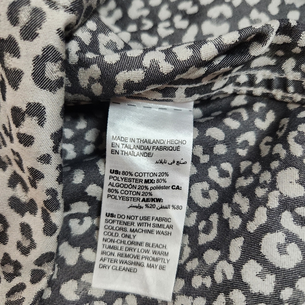 Chico's No-Iron Coolmax All Season Snow Leopard Print Button Down Shirt 0 4/6 - Picture 8 of 9